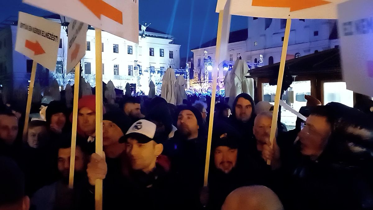 „Zlatíčko, ta idea je pro nás důležitá.“ Na Orbánově mítinku znělo mohutné oslavné skandování i nesouhlasný pískot